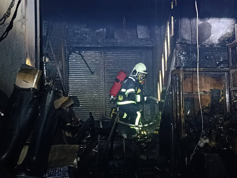 彰化縣二林第一公有市場27日晚間發生火警，消防人員獲報趕抵現場灌救，幸未有人員傷亡，詳細起火原因仍待釐清。（民眾提供）中央社記者鄭維真傳真  114年9月27日