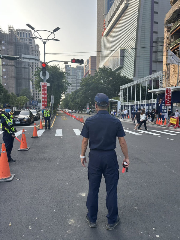台中新光三越重新營業以及大遠百週年慶，為避免七期百貨商圈車流堵塞，警方祭出「禁排令」，28日在市政北七路、惠中路口啟動「斷流」措施。（民眾提供）中央社記者趙麗妍傳真  114年9月28日