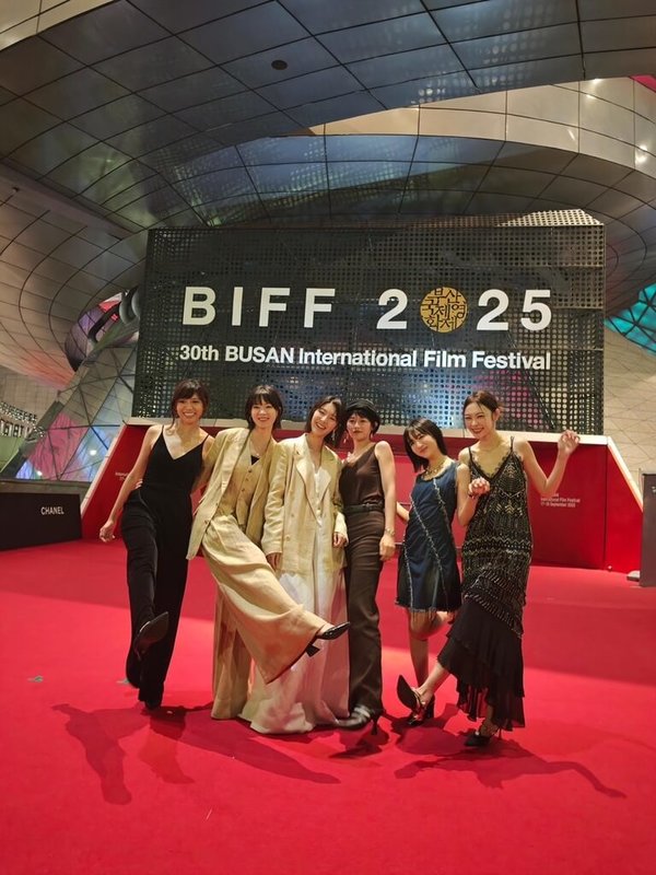 第30屆釜山國際影展日前落幕，演員陳孟琪（左起）、廖子妤、余香凝、鄧濤、許恩怡、劉漪琳也隨電影「女孩不平凡」劇組踏上釜山影展，一同於紅毯亮相。（甯聚力文創提供）中央社記者洪素津攝　114年9月28日
