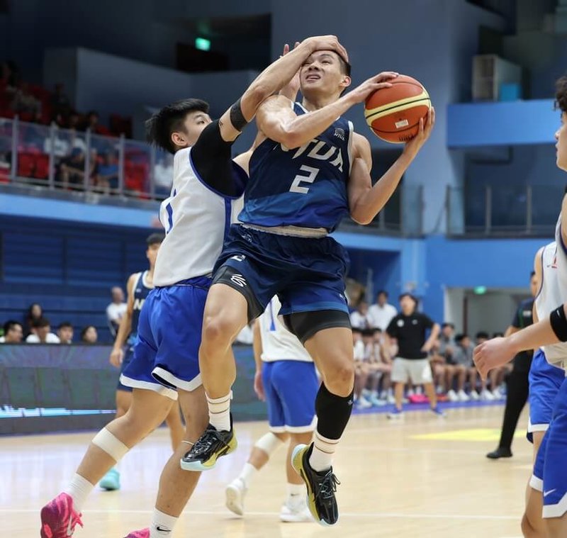 登峰造極青年籃球賽27日正式落幕,壓軸登場的台灣藝大靠著主控王威翔(持球者)繳出23分、8籃板、9助攻的準大三元數據,率隊以86比81擊敗健行科大,順利在大專男子組稱王。(主辦單位提供)中央社記者陳容琛傳真 114年9月28日