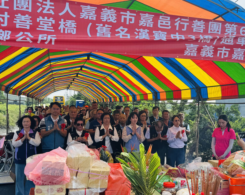 彰化縣芳苑鄉公所28日舉行善堂橋與善樑橋通車謝土典禮，縣長王惠美（前左4）、國民黨立委謝衣鳯（前右4）、芳苑鄉長林保玲（前左1）、嘉邑行善團理事長鄭秀玉（前左3）等人與會。（芳苑鄉公所提供）中央社記者鄭維真傳真　114年9月28日