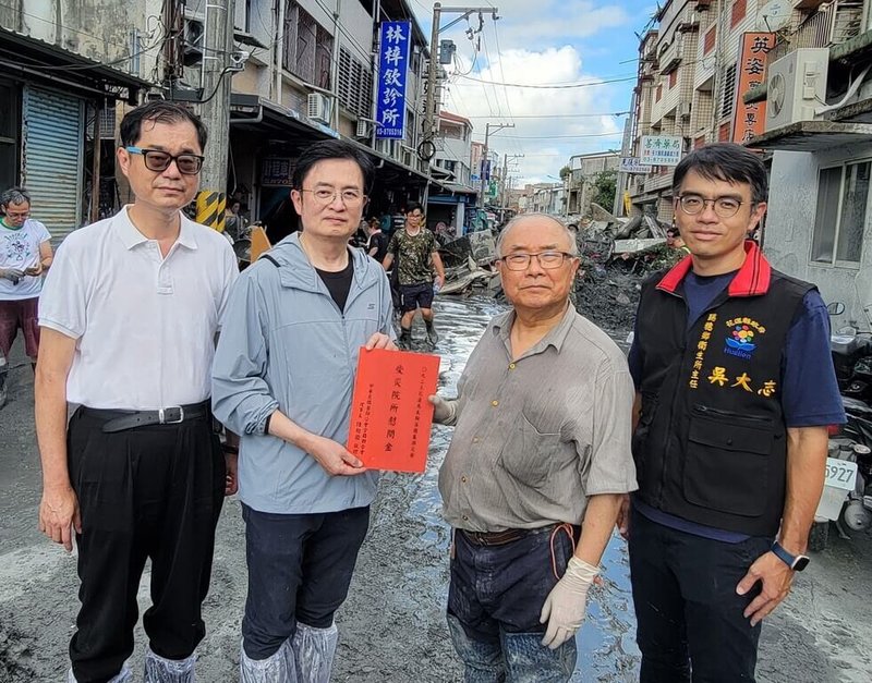 馬太鞍溪堰塞湖溢流，造成花蓮光復鄉民宅嚴重受損及死傷，中華民國醫師公會全國聯合會理事長陳相國（左2）赴當地了解醫療院所災情，慰問受災院所。（醫師公會全聯會提供） 中央社記者陳婕翎傳真　114年9月28日