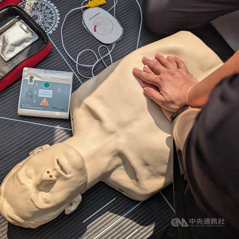 為響應2025世界心臟日,中華民國心臟基金會、中華民國心臟學會29日共同舉辦「守護心節奏 Don’t miss a beat. 園遊會」,現場也教導民眾如何進行心肺復甦術(CPR)。中央社記者曾以寧攝 114年9月29日