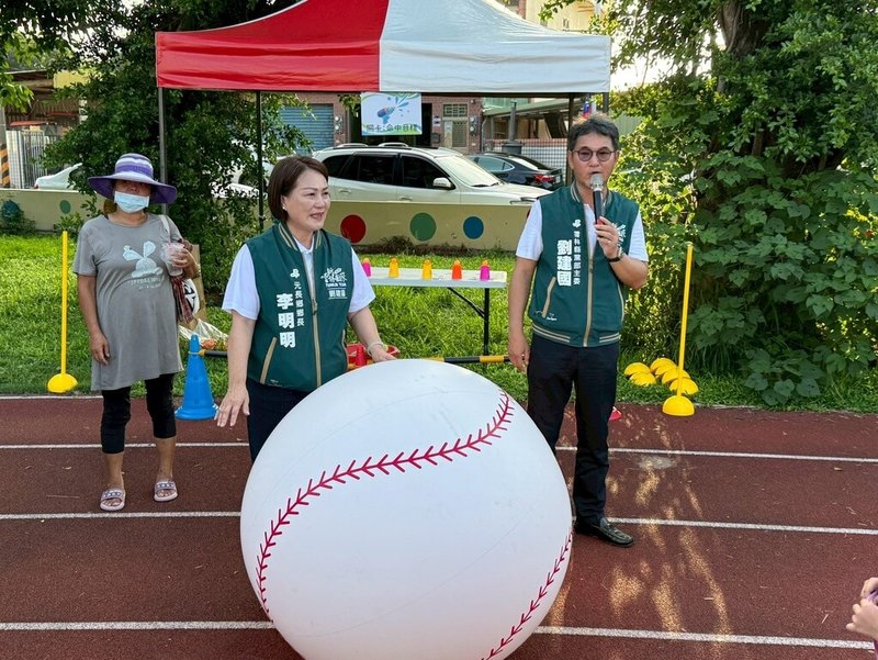 花蓮馬太鞍溪堰塞湖溢流造成光復鄉嚴重災情，民進黨立委劉建國（右）協助募資募款，同時自己也響應捐出1個月所得，盼協助災民早日恢復正常生活。圖為劉建國28日出席民進黨雲林縣黨部舉辦「關懷慢飛天使 傳遞愛心」公益活動。（民進黨雲林縣黨部提供）　中央社記者姜宜菁傳真　114年9月29日