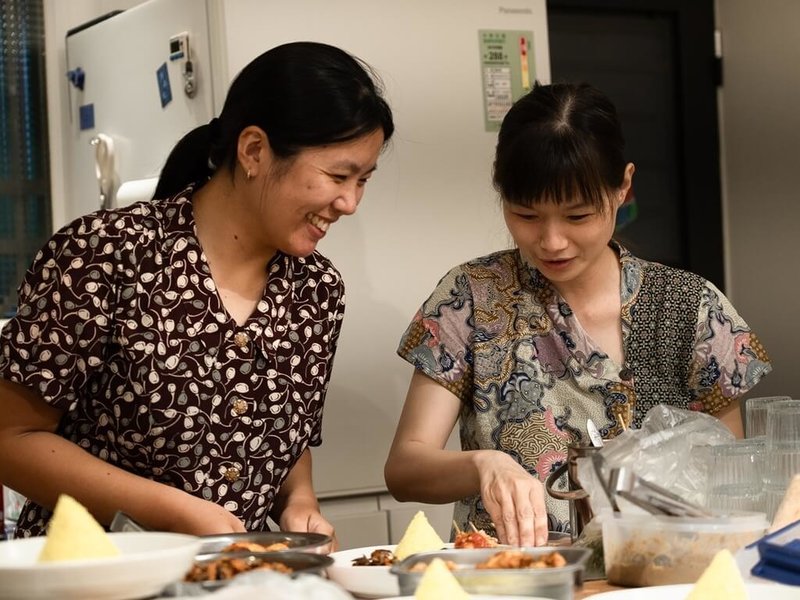 「Di Rumah琉媽抵家」團隊舉辦分享餐桌,邀請新住民用家鄉菜分享自己的故事,透過共餐分享彼此的生活與生命歷程,促進社區對新住民的認識與包容。(青年署提供)中央社記者許秩維傳真 114年9月29日