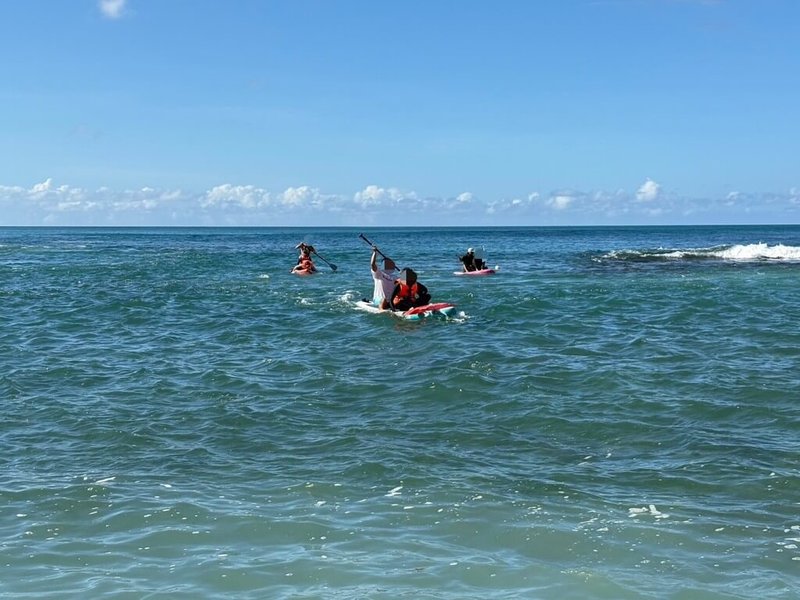 適逢教師節連假，屏東縣恆春地區湧入大量遊客戲水，29日上午萬里桐海域海流強勁，有2組浮潛遊客遭離岸流帶離，海巡人員協調業者以SUP救援。（海巡署南部分署第六岸巡隊提供）中央社記者黃郁菁傳真　114年9月29日