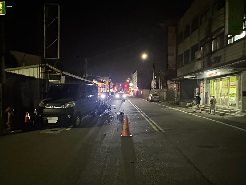 苗栗縣苑裡鎮世界路一段日前發生車禍，吳姓男騎士不明原因自撞停放路旁的自小客貨車，送醫搶救不治。警方指出，自小客貨車林姓車主涉及違規停放車輛，詳細肇事原因及責任歸屬仍待調查釐清。（警方提供）中央社記者管瑞平傳真　114年9月29日