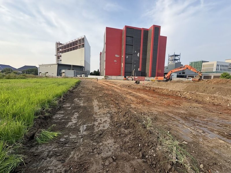 苗栗縣竹南鎮公義路至頭份市信義路聯絡道路拓寬工程，日前發現現場有疑似山佳遺址陶器、石器碎片。縣府29日表示，工程暫時停工，並提出搶救發掘計畫送文化資產審議委員會審查。（苗栗縣政府提供）中央社記者管瑞平傳真　114年9月29日