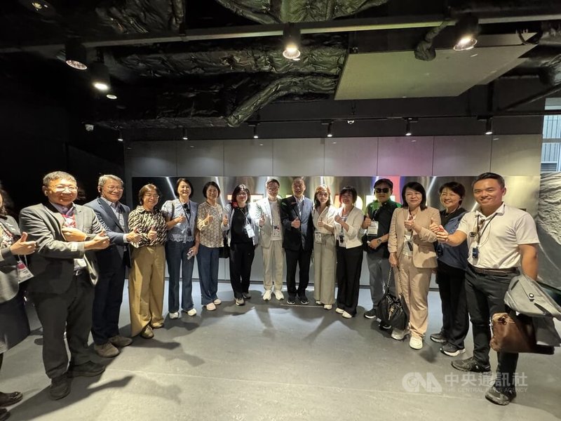 立法院長韓國瑜（右7）率跨黨派立委訪問日本，28日到大阪世博參觀多國展館。他參觀台灣TECH WORLD館後對僑胞表示，只能用兩個字來形容，就是「驚艷」，並表示立法院支持行政院在世博閉幕後，把TECH WORLD館「整館搬回台灣」。中央社記者楊明珠大阪攝　114年9月29日