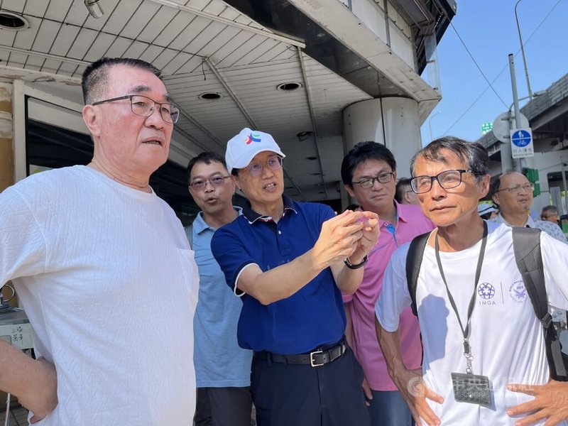 台北市公館圓環29日起改為正交路口，副市長李四川（左）視察說，車流正常，但30日上班才是考驗；並發現局部機車不敢直接左轉，將強化標示出機車左轉區。中央社記者楊淑閔攝 114年9月29日