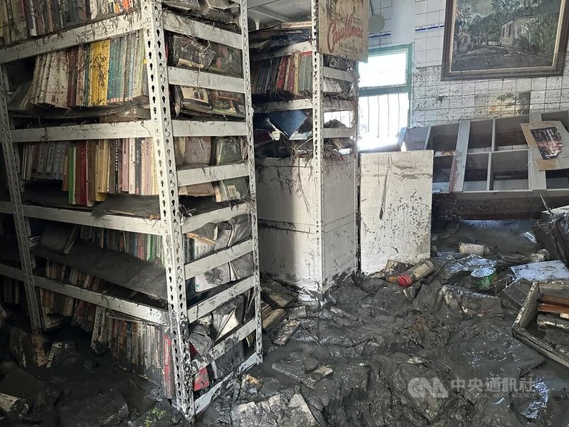 馬太鞍溪堰塞湖洪患重創光復鄉,洪水沖進家戶,作家赫恪住在重災區的敦厚路,水淹1層樓高,赫恪躲在2樓被救出;水退去後,滿是污泥,3萬本藏書全泡湯。中央社記者李先鳳攝 114年9月29日