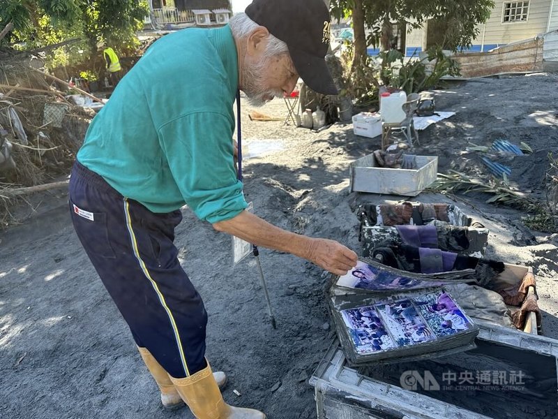 馬太鞍溪堰塞湖洪患重創光復鄉,洪水沖進家戶,作家赫恪住在重災區的敦厚路,水淹1層樓高,赫恪躲在2樓被救出,但他珍貴的作品和3萬本藏書全泡湯;對於少數被搶救出來的珍貴資料,赫恪難掩不捨之情。中央社記者李先鳳攝 114年9月29日