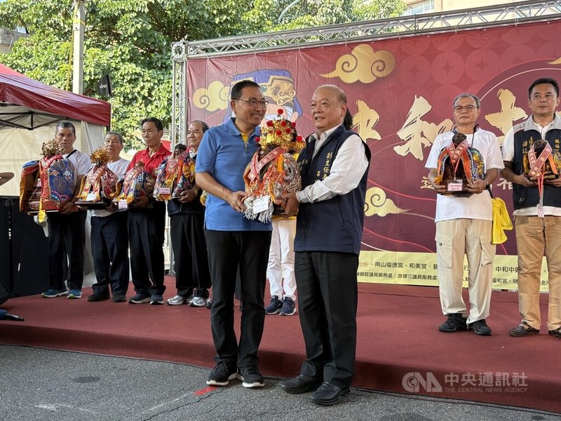 新北市中和區9間福德正神廟宇29日共同舉辦「土地公遶境祈福嘉年華」，新北市長侯友宜（前左）與各宮廟代表合影，致詞表示這不僅是一場傳統宗教慶典，更是地方文化的展現。中央社記者曹亞沿攝 114年9月29日