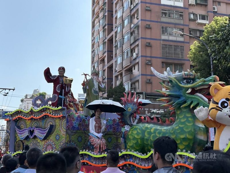新北市中和區9間福德正神廟宇29日共同舉辦「土地公遶境祈福嘉年華」,巡行範圍橫跨36個里,現場出動藝閣花車、摩托車隊等,陣容浩大。中央社記者曹亞沿攝 114年9月29日