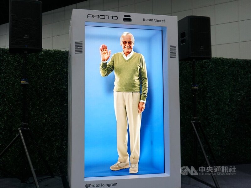 洛杉磯動漫展(L.A. Comic Con)使用AI人工智慧、3D全像投影,重現已故「漫威之父」史丹李(Stan Lee)影像,粉絲可以與他互動交談。中央社記者林宏翰洛杉磯攝 114年9月29日