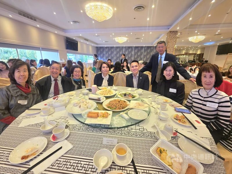 加西中文僑校聯合會舉辦敬師茶會,政要嘉賓和近百名老師們齊聚一堂。駐溫哥華辦事處處長劉立欣(左4)和僑務組組長郭淑貞(右2)感謝老師傳授正體字和推廣台灣傳統文化的用心。中央社記者程愛芬溫哥華攝 114年9月29日