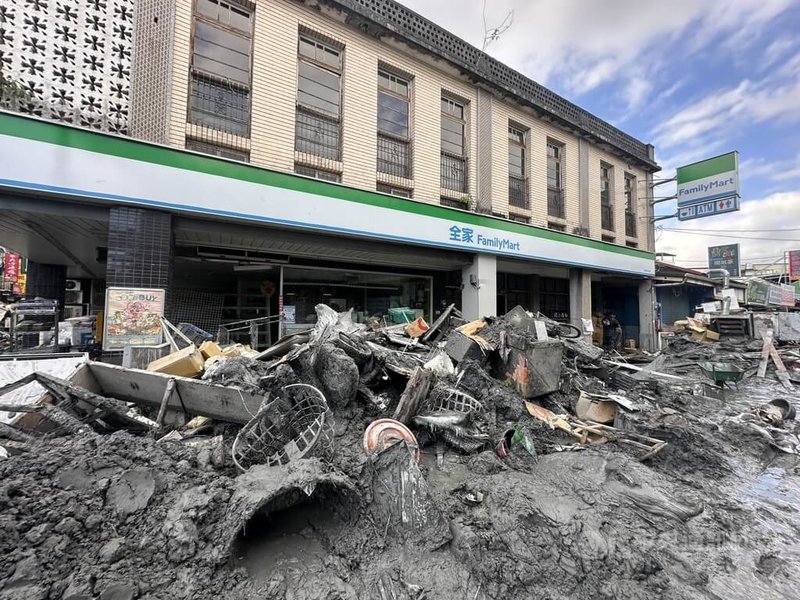 馬太鞍溪堰塞湖溢流造成花蓮光復鄉嚴重死傷,近2000戶遭淤泥侵入,縣府正擬規劃財源,預計每戶災民發放新台幣5萬元慰助金,可望最快10月3日發放,以協助災民添購所需物品,早日恢復生活。中央社記者李先鳳攝 114年9月29日