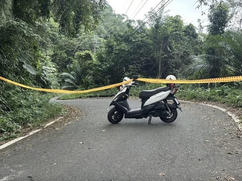 李姓男子28日在新竹縣橫山鄉南坪古道揮舞刀械作勢攻擊民眾，遭員警開槍中彈傷重不治。橫山警分局29日報請檢察官相驗；檢方指出，將擇期解剖遺體，確認槍傷部位及死因。圖為現場拉起封鎖線。（民眾提供）中央社記者管瑞平傳真　114年9月29日