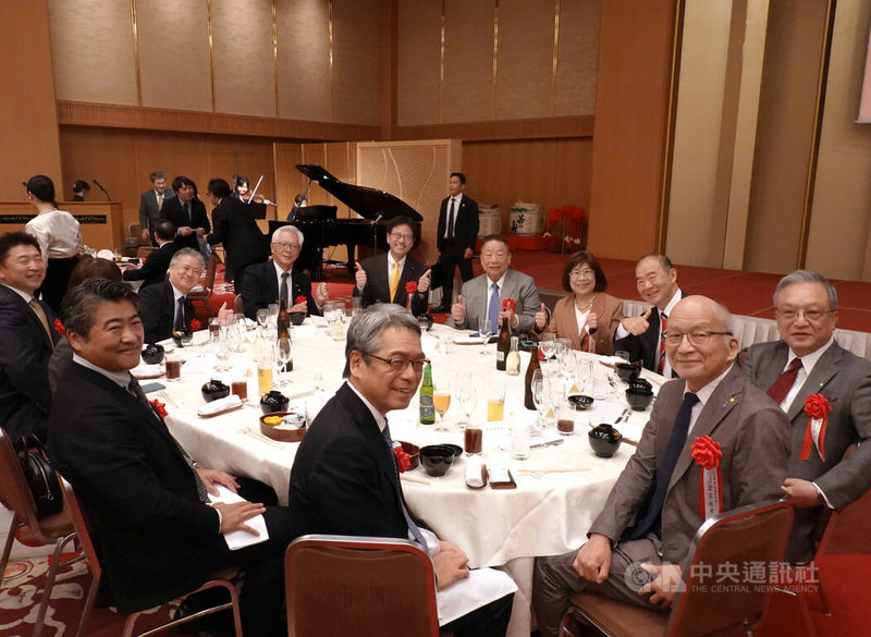 台銀董事長凌忠嫄親率副總經理陳逸琳及高階主管團隊赴日主持台銀東京分行福岡出張所開幕儀式。現場嘉賓雲集,包括福岡市副市長中村英一、駐福岡辦事處處長陳銘俊、眾議員木原誠二等多位政要出席。中央社記者楊明珠福岡攝 114年9月29日