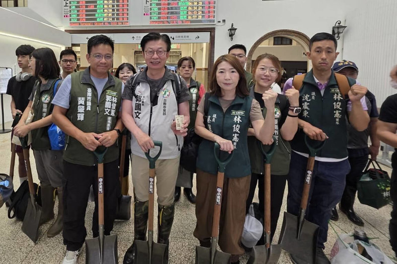 民進黨台南市黨部號召20名志工響應全台「鏟子超人」行動，29日早上由主委郭國文（前左2）率隊搭車前往花蓮縣，投入協助災區復原。（台南市黨部提供）中央社記者楊思瑞台南傳真  114年9月29日
