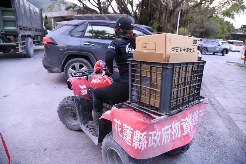 花蓮馬太鞍溪堰塞湖溢流重創光復鄉，由於街道泥濘不堪、機具難以進入，29日一輛輛懸掛「花蓮縣政府物資發放志工」紅布條，滿載便當與物資的沙灘車陸續駛入災區。（花蓮縣政府提供）中央社記者蔡孟妤傳真　114年9月29日