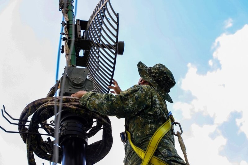 陸軍第2作戰區29日出動機動數位微波系統、維星系統，可連接民用手機、警消各式無線電機及低軌衛星等裝備，全天維持指管暢通。（陸軍提供）中央社記者游凱翔傳真　114年9月29日