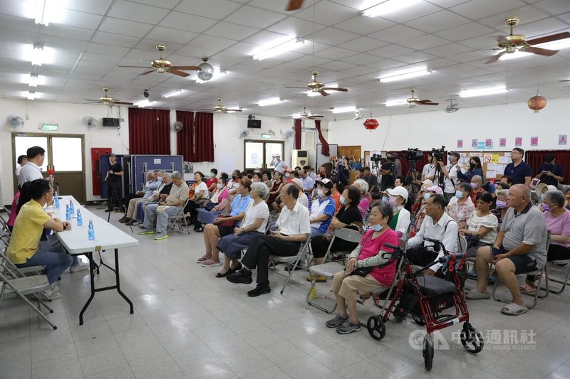 國民黨主席選舉10月18日投開票，候選人郝龍斌29日到高雄市左營區果貿社區活動中心出席座談會，現場聚集民眾聆聽及發問。中央社記者張已亷攝　114年9月29日