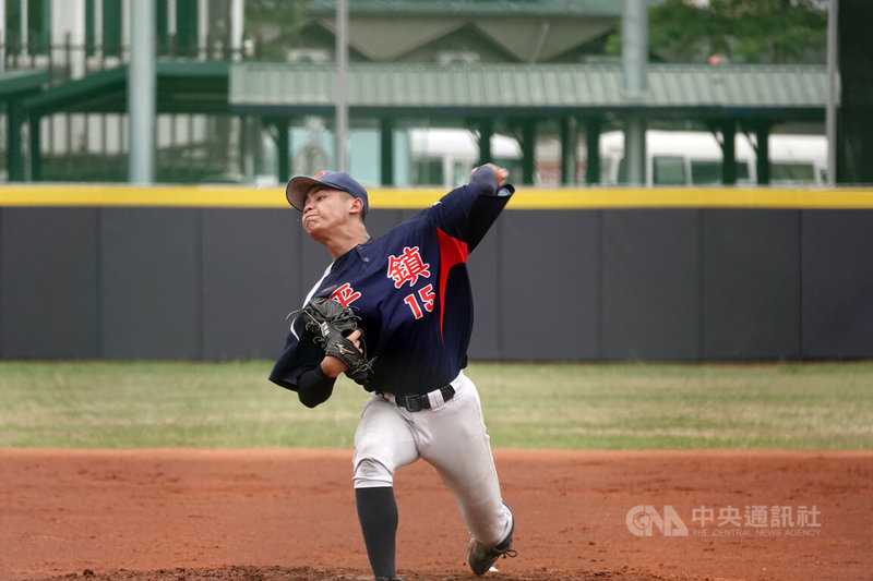 2025年桃園盃四級棒球錦標賽青棒組賽事，平鎮高中A隊與台北市大理高中29日進行4強戰，平鎮靠著投手范博超（圖）4局先發好投壓制，武器變速球發揮功效，以10比0、4局晉級冠軍戰。中央社記者謝靜雯攝　114年9月29日