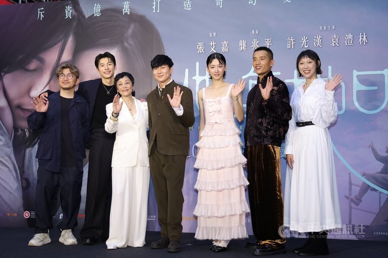 電影「他年她日」星光首映會29日下午在台北信義威秀舉行,演員許光漢(左2)、袁澧林(右3)、導演龔兆平(左1)、監製張艾嘉(左3)、歌手林俊傑(左4)等人一同於台前合影。中央社記者翁睿坤攝 114年9月29日