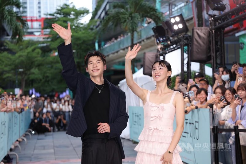電影「他年她日」星光首映會29日下午在台北信義威秀舉行,演員許光漢(左)、袁澧林(右)一同步上星光大道,與粉絲揮手致意。中央社記者翁睿坤攝 114年9月29日
