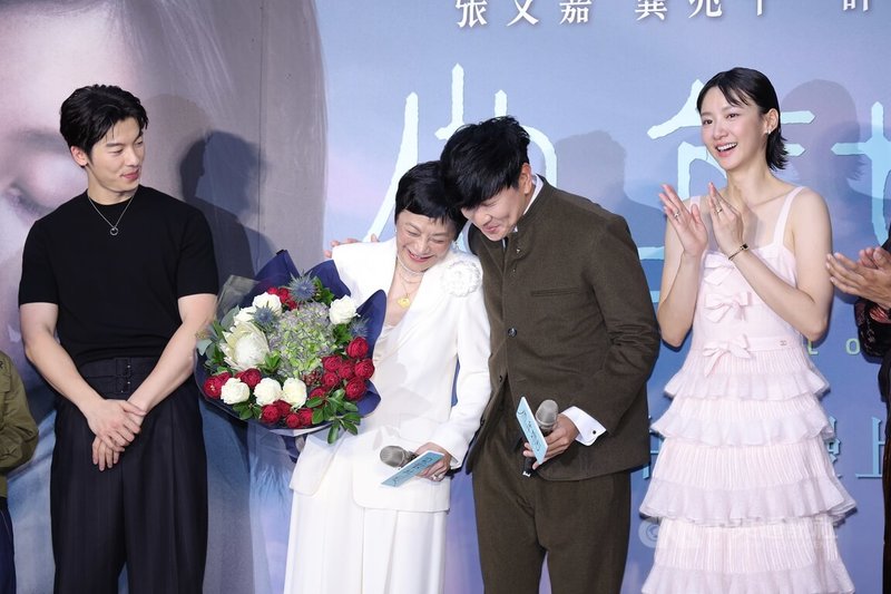 電影「他年她日」星光首映會29日下午在台北信義威秀舉行,為電影獻唱主題曲的歌手林俊傑(右2)驚喜現身,獻花給監製張艾嘉(左2)。中央社記者翁睿坤攝 114年9月29日