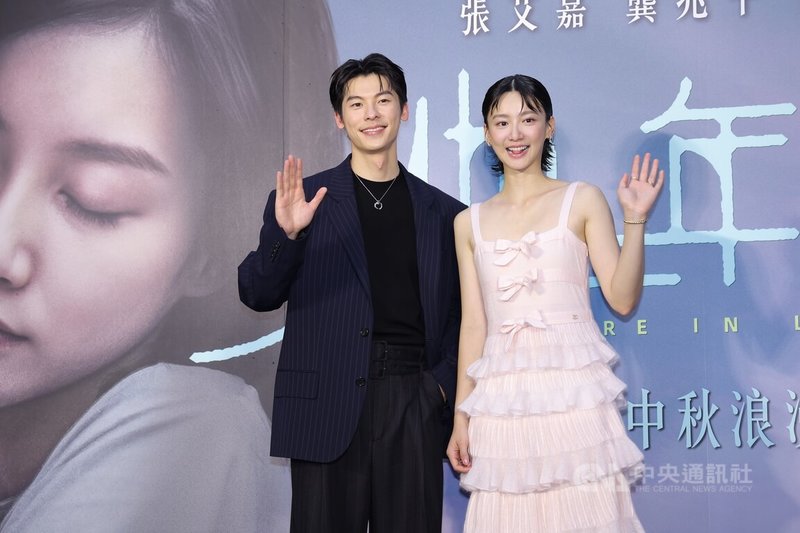 電影「他年她日」星光首映會29日下午在台北信義威秀舉行,演員許光漢(左)、袁澧林(右)一同亮相,開心揮手致意。中央社記者翁睿坤攝 114年9月29日