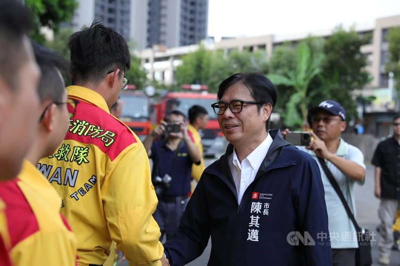 花蓮馬太鞍溪堰塞湖溢流,高雄市政府消防局特種搜救大隊投入救災,歷經6天搜救,29日下午順利返回高雄,市長陳其邁(前排右1)逐一與救災人員握手,表達慰問跟肯定。中央社記者張已亷攝 114年9月29日