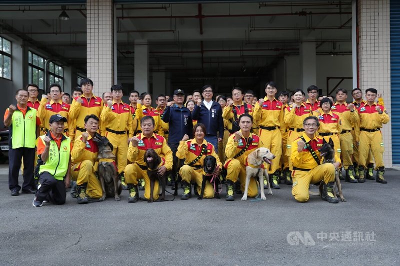 高雄市政府消防局特種搜救大隊馳援花蓮縣光復鄉災區,歷時6天搜救,完成32項任務,順利返回高雄,市長陳其邁(2排中右)29日到場迎接,感謝特搜大隊無私付出,「高雄以大家為榮」。中央社記者張已亷攝 114年9月29日
