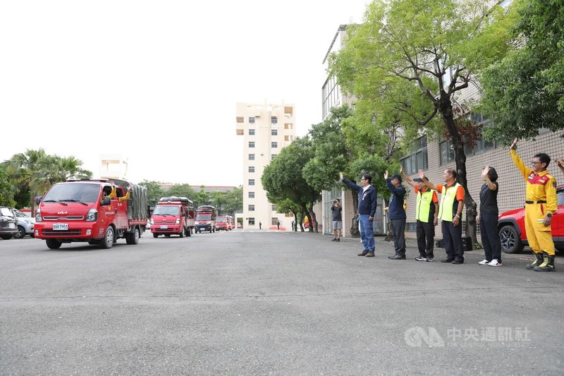 花蓮馬太鞍溪堰塞湖溢流釀災,高雄市政府消防局特種搜救大隊24日動員人車馳援,歷經6天搜救,29日順利返抵高雄,市長陳其邁(右6)親自到場迎接,向辛勞救災英雄揮手致意。中央社記者張已亷攝 114年9月29日