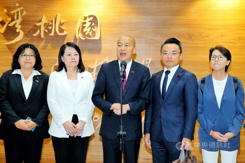 立法院長韓國瑜（右3）率立法院「台日交流聯誼會」跨黨派立委代表團，赴日本進行國會外交，訪團29日下午結束訪日行程搭機返台，韓國瑜在桃園國際機場發表談話。中央社記者吳睿騏桃園機場攝　114年9月29日