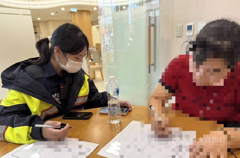 台中林姓女子（右）日前認識男網友，聊天後陷入網戀，對方邀請林女一同經營網拍生意，她前往銀行欲匯款新台幣200萬元投資款至男網友的指定帳戶，行員發現有異通報警方，最後成功阻詐。（翻攝照片）中央社記者蘇木春傳真　114年9月29日