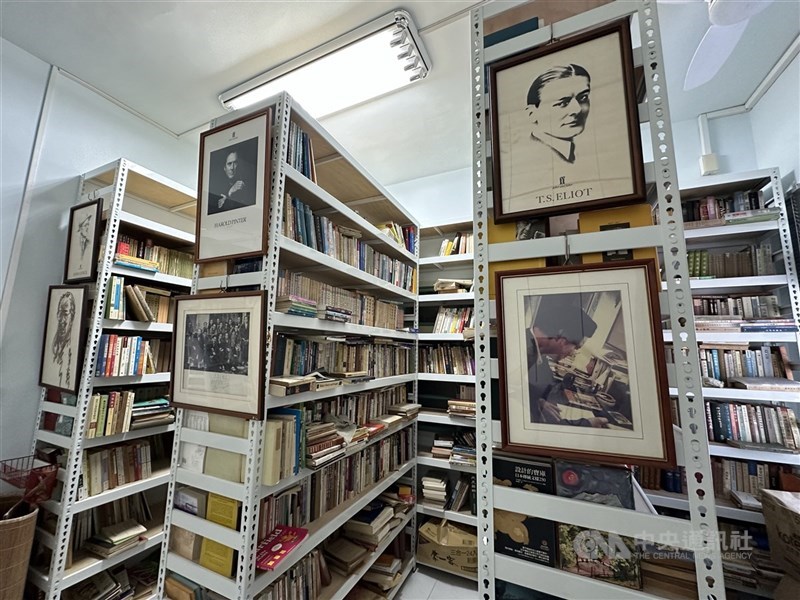 作家赫恪在花蓮光復鄉住處收藏許多書籍,猶如小型圖書館,在這次堰塞湖洪災中全部泡湯。 (中央社檔案照片)