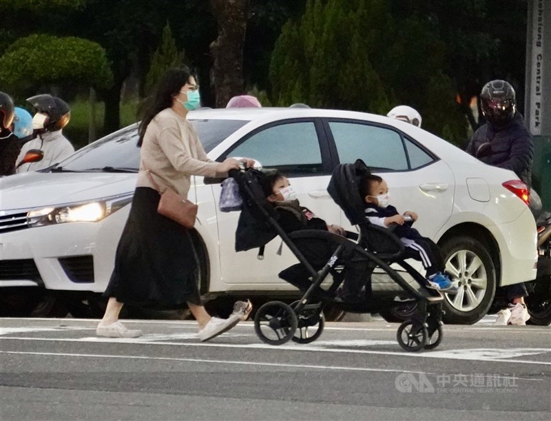 行政院說，少子女化對策計畫從「敢婚、願生、樂養」面向規劃，包括育嬰彈性休假、放寬新青安限額等，全面協助育兒家庭。圖為示意圖。（中央社檔案照片）