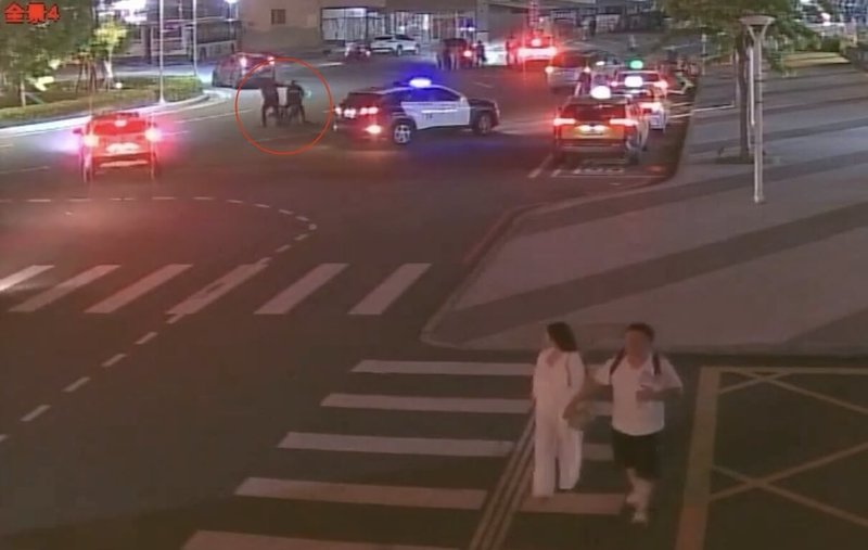 苗栗1名男子28日晚間站立在苗栗火車站前不時大聲吼叫，警方到場勸離，男子不從還以腳踢踹巡邏車，並作勢攻擊員警，最後被員警制伏帶回管束。（警方提供）中央社記者管瑞平傳真 114年9月29日