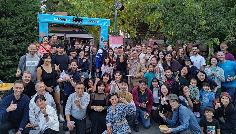 「匈牙利台灣文化交流協會」27日在布達佩斯多瑙河畔舉辦具台灣特色的中秋節烤肉聯誼活動,旅居匈牙利的僑胞、留學生、台商與匈牙利民眾等逾百人共襄盛舉。(駐匈牙利代表處提供)中央社記者劉郁葶布拉格傳真 114年9月29日