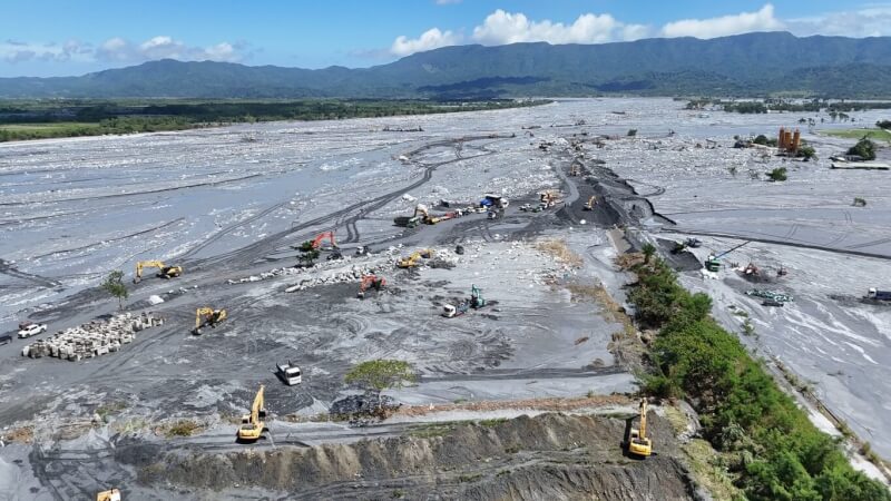 花蓮馬太鞍溪堰塞湖洪患重創光復鄉，外界質疑馬太鞍溪堤防損壞沒修，經濟部表示，堤防今年7月已完成修復。（經濟部提供）