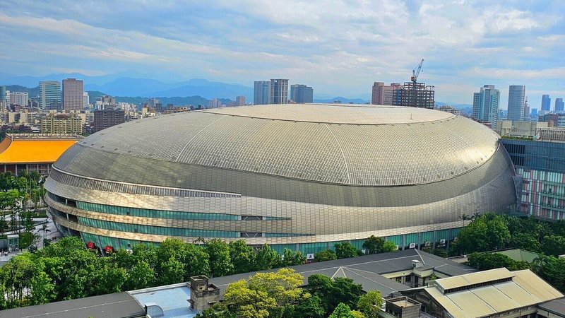 台北市政府觀光傳播局表示,台北大巨蛋下半年計有韓國歌手GD(G-Dragon,權志龍)、男團Super Junior等輪番開唱,逾百家業者合推「大巨蛋好宿PASS」專案,10月將正式上線,盼帶動住宿人潮。圖為大巨蛋外觀。(台北市觀傳局提供)中央社記者楊淑閔傳真 114年9月29日