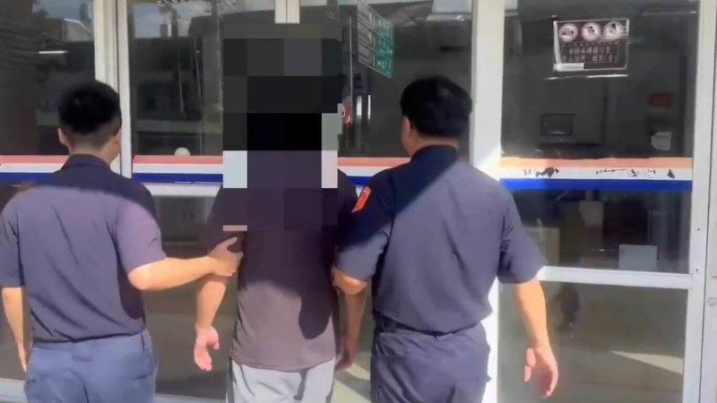 屏東縣崁頂鄉陳姓男子疑因長期不滿鄰居的狗吠叫，29日晚間持利器將狗刺死。警方將陳男查處到案並通報動保處，全案依違反動物保護法移送屏東地檢署偵辦。（屏東縣政府警察局東港分局提供）中央社記者黃郁菁傳真 114年9月29日