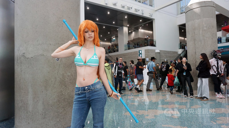洛杉磯動漫展(L.A. Comic Con)每年有超過10萬人次參與,許多角色扮演(cosplay)玩家穿上喜愛動漫角色的服裝與同好互動。中央社記者林宏翰洛杉磯攝 114年9月29日