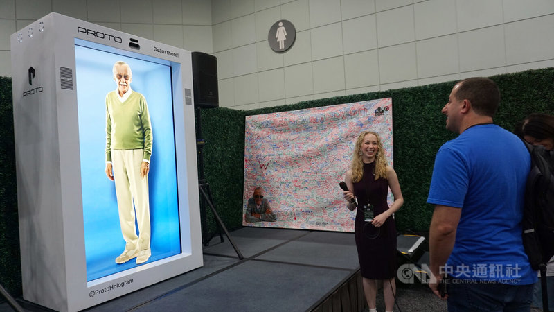 洛杉磯動漫展（L.A. Comic Con）為已故「漫威之父」史丹李（Stan Lee）設置互動專區，讓粉絲能與他的AI數位分身對話。中央社記者林宏翰洛杉磯攝　114年9月29日