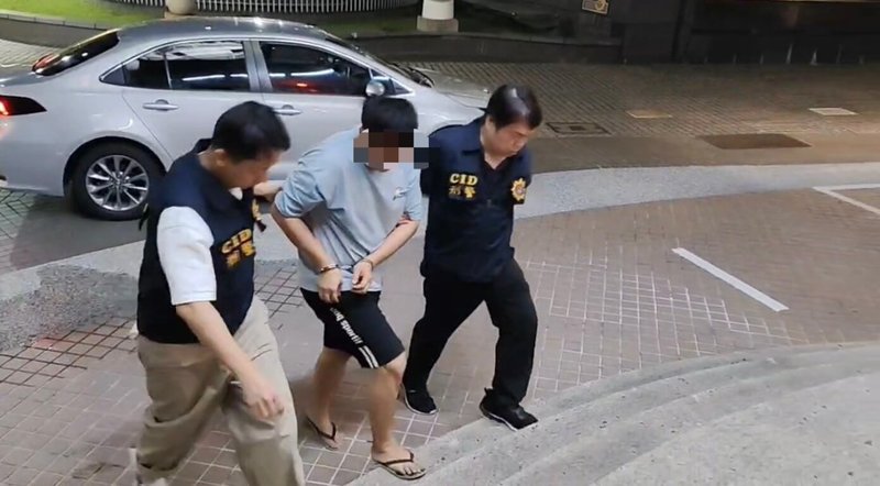 27歲籃姓男子28日晚上被高雄市警察局新興分局巡邏警組發現，在中山五福路口違規停放車輛，且車內疑似散發毒品氣味，遭警方進一步盤查時，籃男竟衝撞逃逸，遭警方朝車輛開9槍後棄車逃亡；29日凌晨在台南市住家遭逮，全案依詐欺通緝解送歸案，另依妨害公務等罪嫌送辦。（高雄市警察局新興分局提供）中央社記者張已亷傳真　114年9月29日