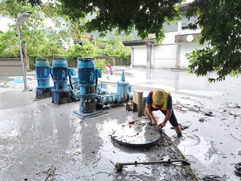 台水人員24日逐一檢視機電設備及清除泥沙。（台水提供）