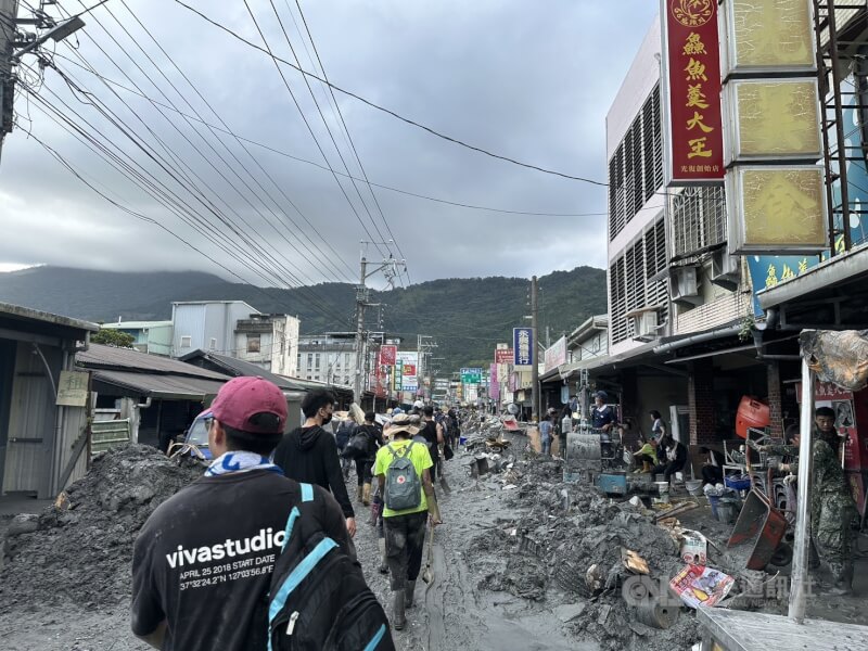花蓮縣馬太鞍溪堰塞湖大量泥流灌進下游，嚴重衝擊民眾財產、家園及生活，各地民眾湧入支援清淤。中央社記者李先鳳攝　114年9月28日