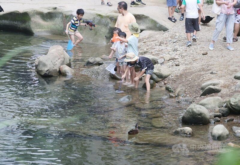 各地晴朗炎熱，中央氣象署29日提醒，中午前後紫外線偏強，戶外活動注意防曬並多補充水分。圖為民眾把握教師節連假收假日，到新北石碇老街一帶戲水。中央社記者郭日曉攝　114年9月29日